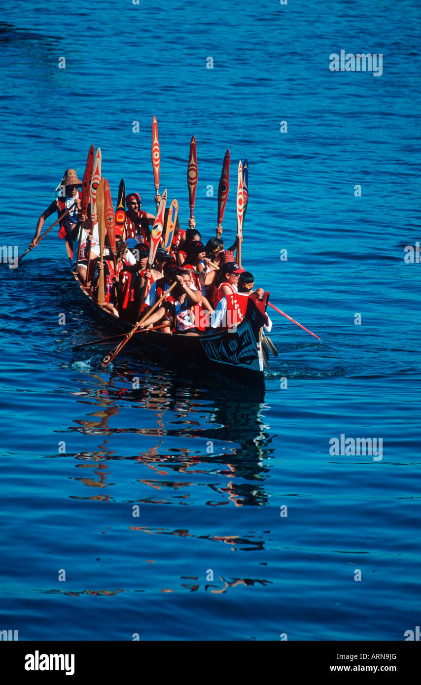 Erste Nationen Kultur, Meer gehen Kanu im Inneren Hafen von Victoria, Vancouver Island, British Columbia, Kanada. Stockfoto
