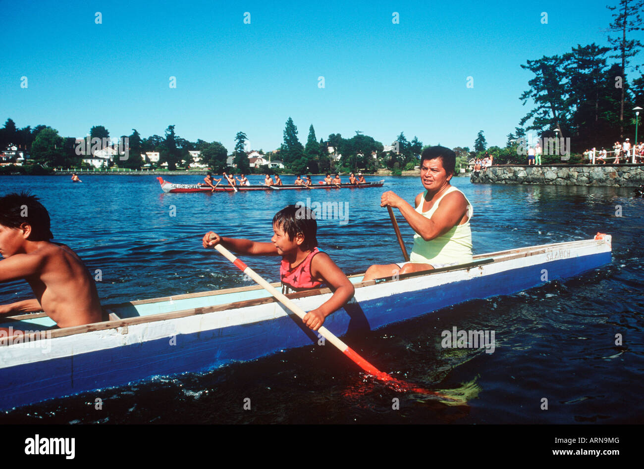 Erste Nationen Kultur, Salish paddeln Team, Vater und Sohn, Britisch-Kolumbien, Kanada. Stockfoto