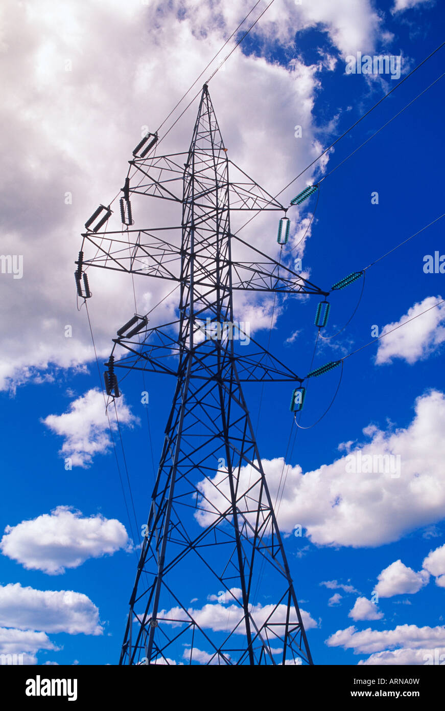 Hydro-Übertragung Türme - Cumulus Wolke Hintergrund, Britisch-Kolumbien, Kanada. Stockfoto