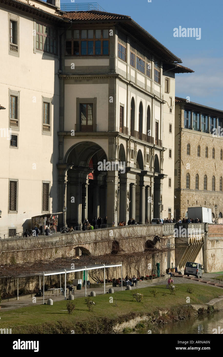 Die Uffizien, fotografiert von der Ponte Vecchio zeigt Vasaris Fassade und dem Beginn des Korridors Stockfoto