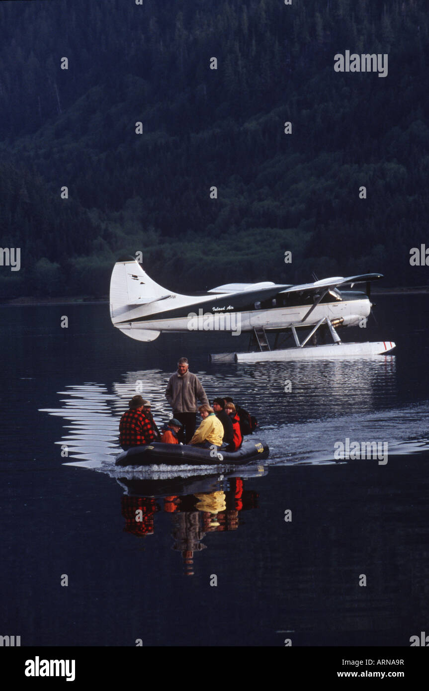 Khutzeymateen Einlass kommen Ecotour Kunden von Wasserflugzeug, Britisch-Kolumbien, Kanada. Stockfoto