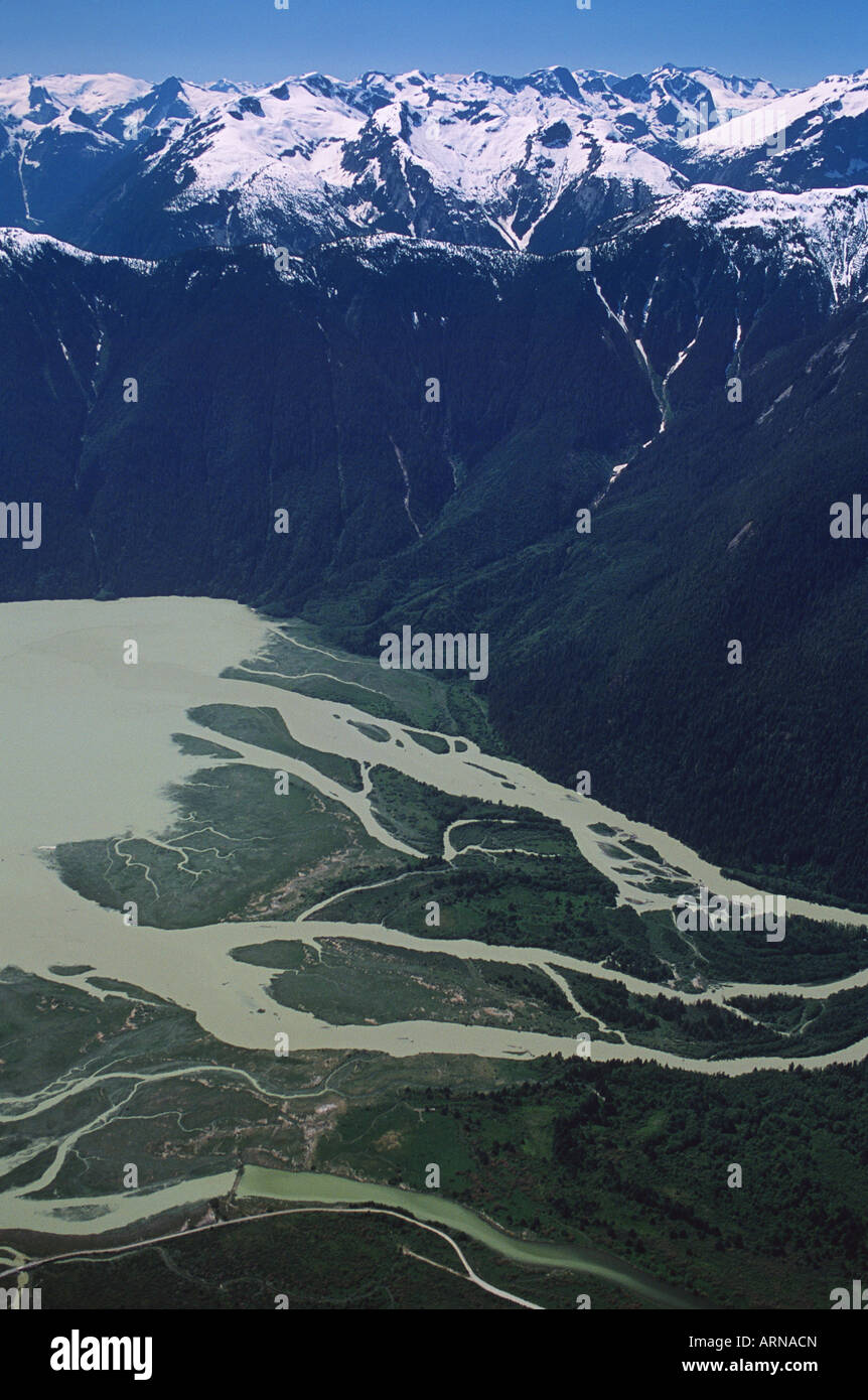 Antenne des Knight Inlet, Klinaklini Fluss Mündung, British Columbia, Kanada. Stockfoto