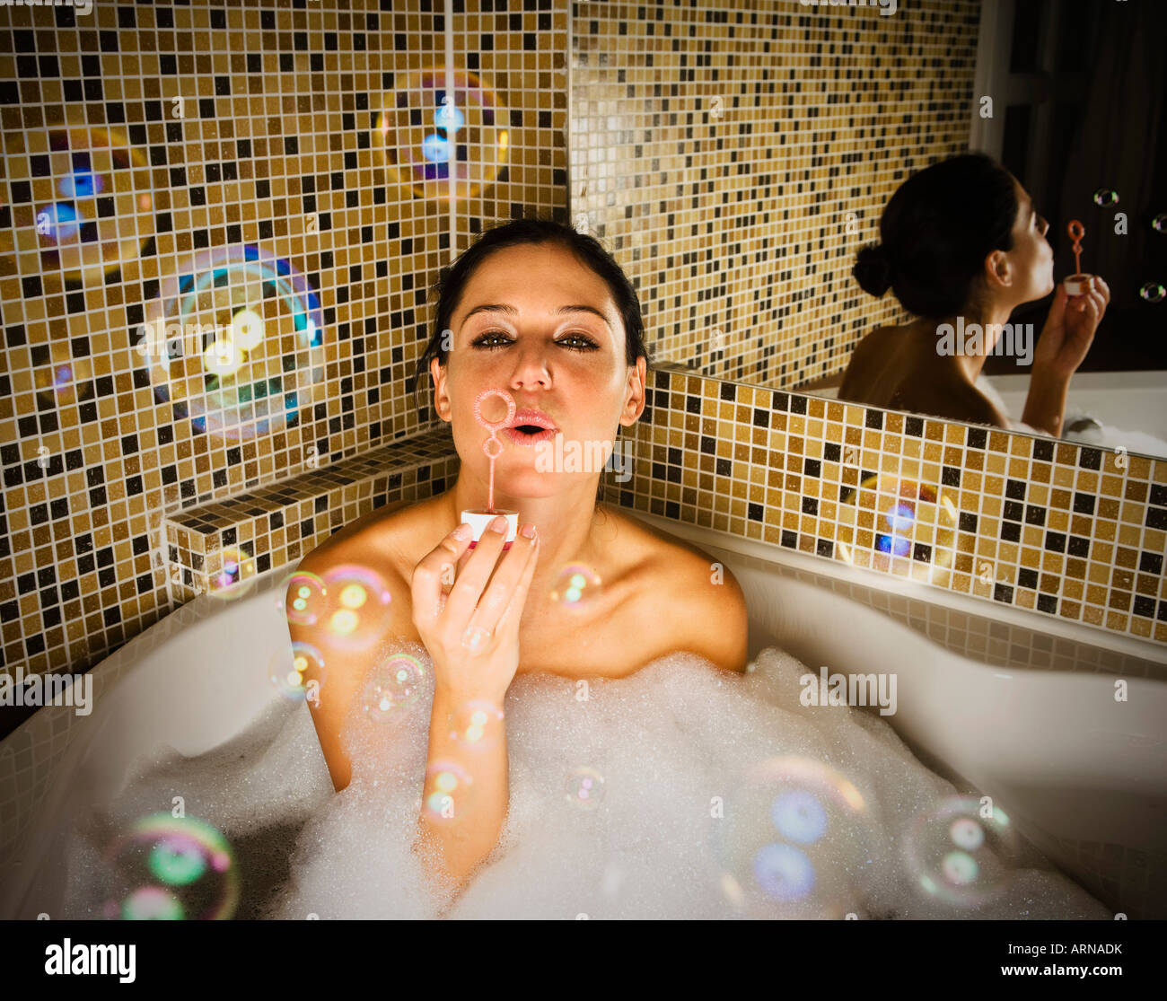 Frau im Bad Seifenblasen Stockfoto