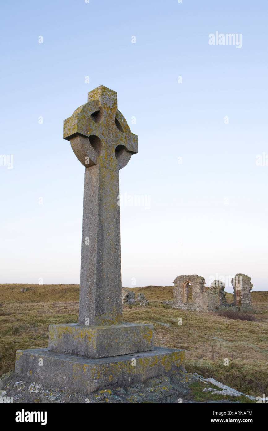 Keltisches Kreuz & Ruinen von Llanddwyn Kapelle, Llanddwyn Island, Anglesey, Wales Stockfoto