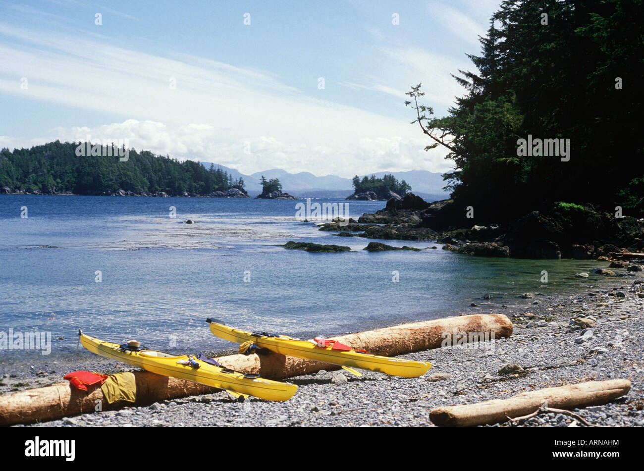 Kajaks am Strand Broken Islands Group, Vancouver Island, British Columbia, Kanada. Stockfoto