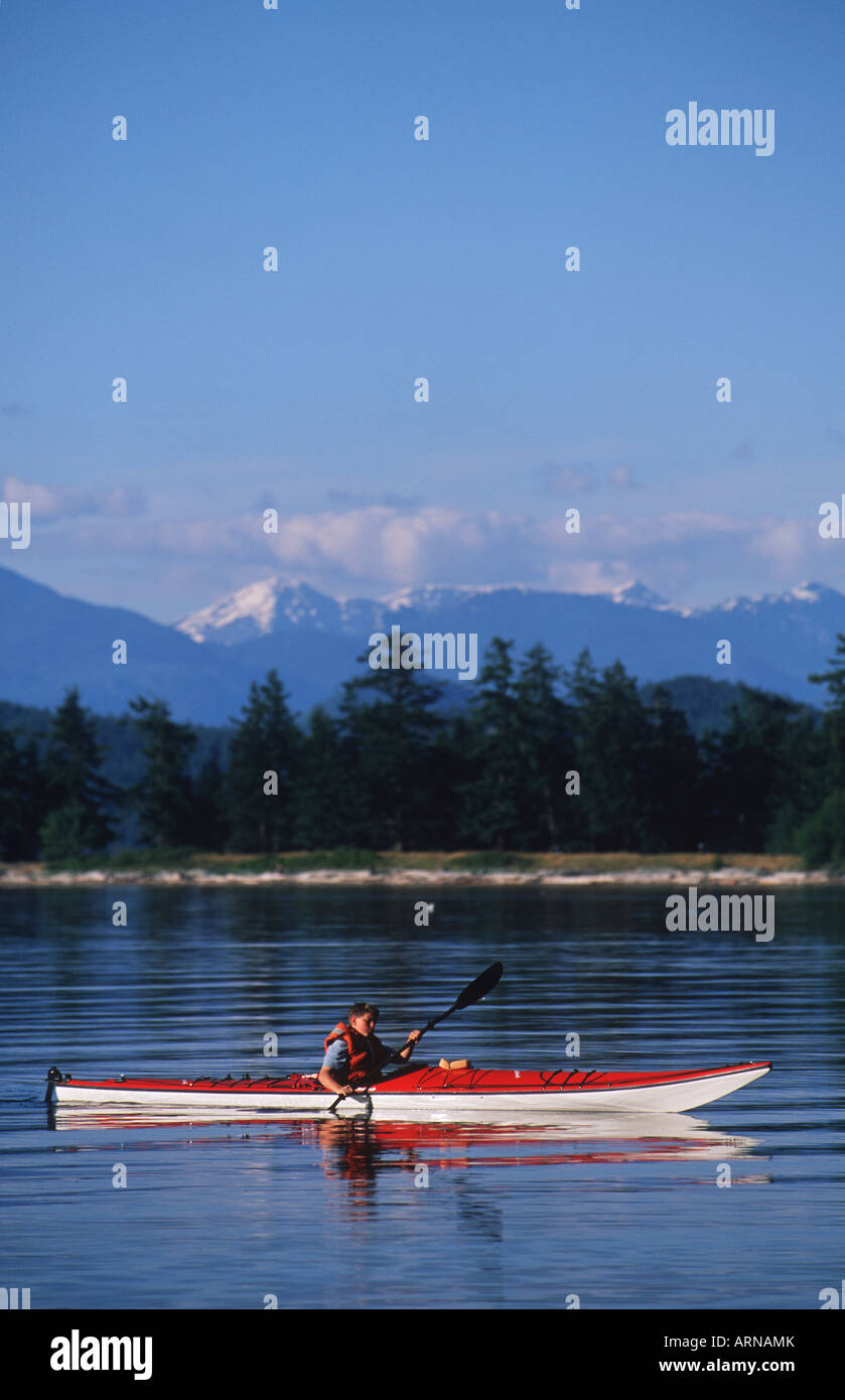 Junge Paddel Ozean Kajak, Quadra Island, Rebecca Spit, Vancouver Island, British Columbia, Kanada. Stockfoto