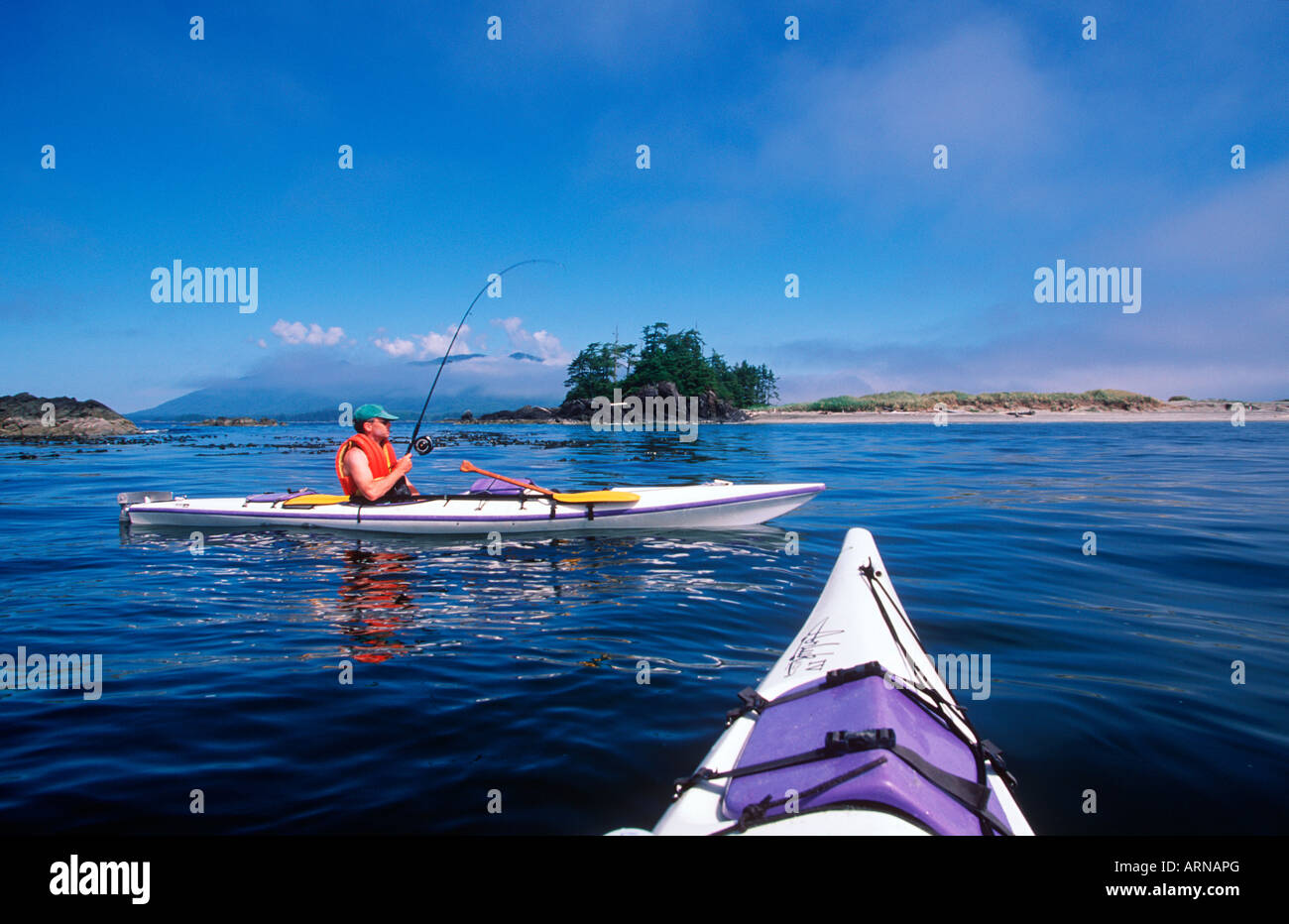 Kajakfahrer Angeln in der Nähe von Whaler Insel, Clayoquot Sound, British Columbia, Kanada. Stockfoto