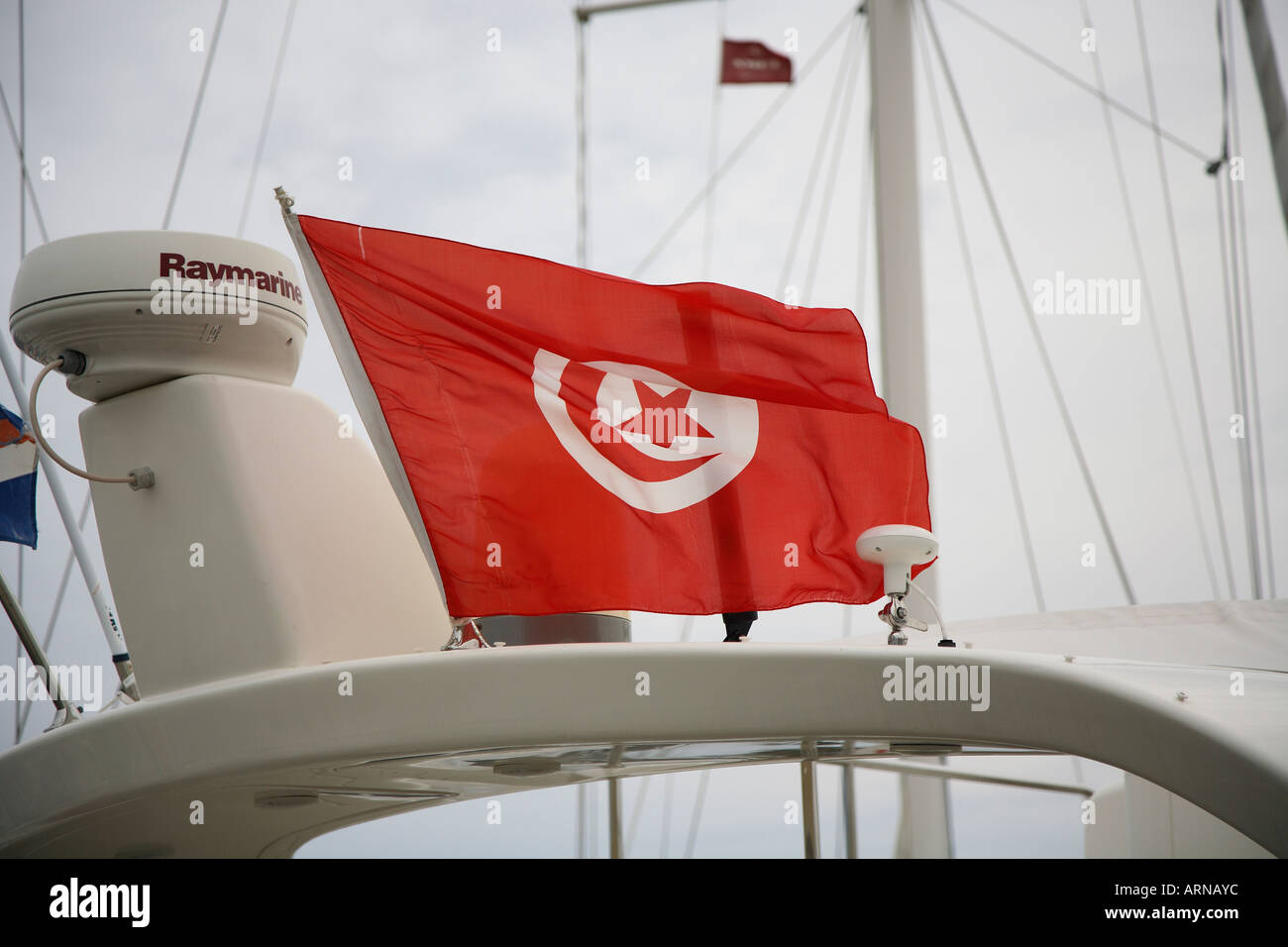 Tunesische Fähnrich auf einem Schiff im Hafen von Yasmine Hammamet, Tunesien Stockfoto