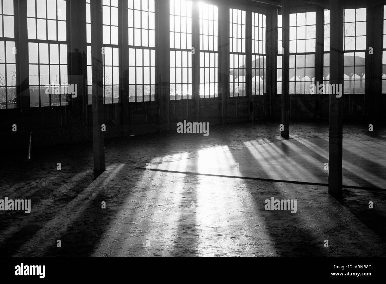 Einen großen Raum mit vielen Fenstern leer mit Licht strömt in sonnendurchflutetes Zimmer Studio am Meer Stockfoto