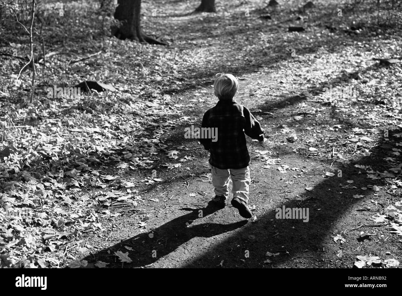 Kleiner Junge zu Fuß unterwegs Weg allein Stockfoto