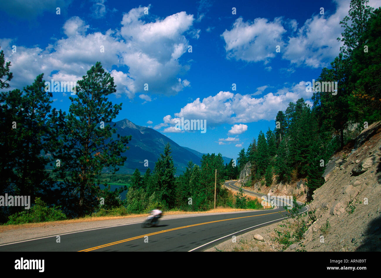 Motorrad-Fahrer-Ostufer des Kootenay Lake, British Columbia, Kanada. Stockfoto