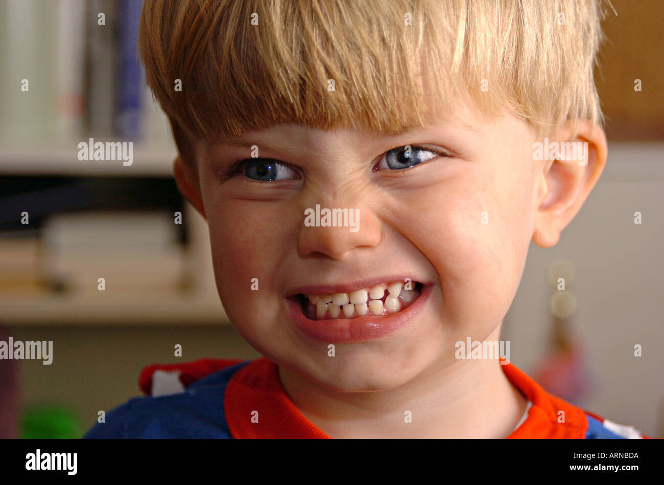 Kleiner Junge mit großen Lächeln Stockfoto