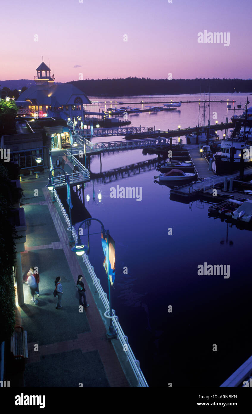 Nanaimo Harbour mit Gehweg und Docks in der Dämmerung, Vancouver Island, British Columbia, Kanada. Stockfoto