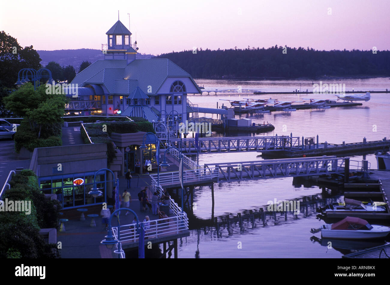 Nanaimo Harbour mit Gehweg und Docks in der Dämmerung, Vancouver Island, British Columbia, Kanada. Stockfoto