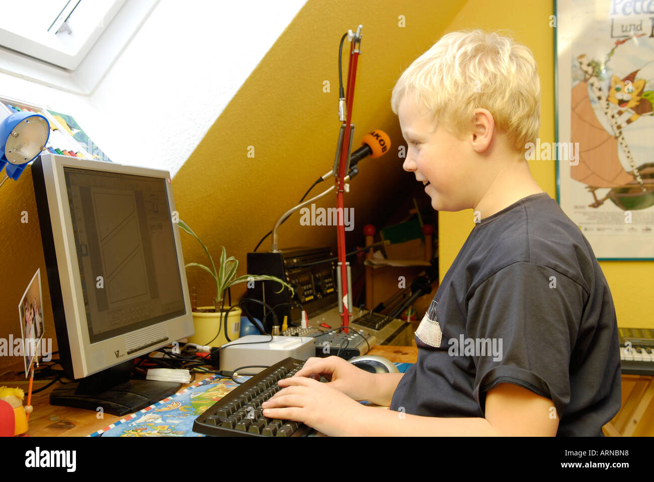 Junge lernt schreiben -Fotos und -Bildmaterial in hoher Auflösung – Alamy