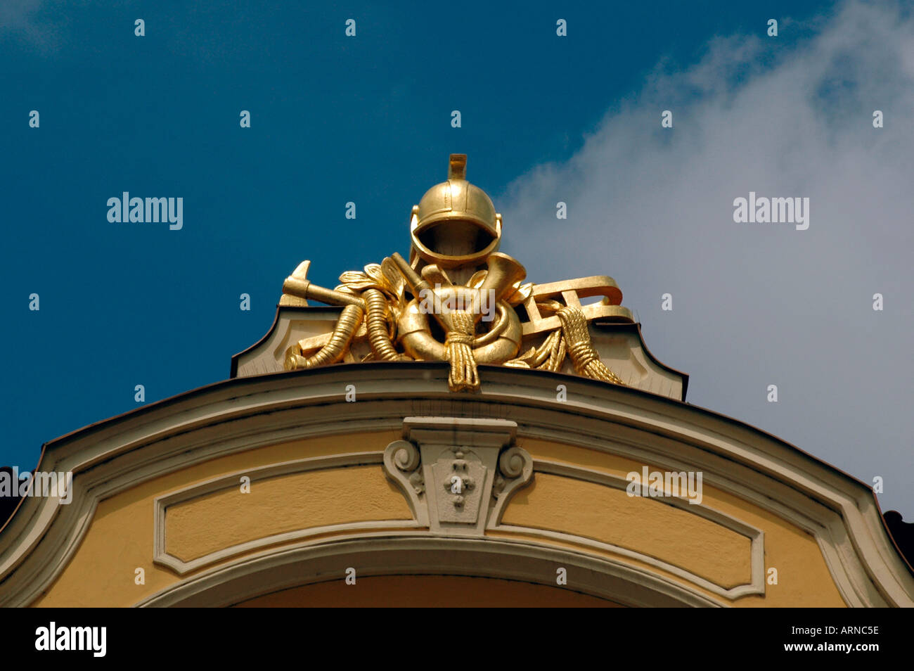 Jugendstil Dekoration auf der Oberseite des Ministeriums für lokale Entwicklung Gebäude im Jahr 1898 in den Alten Stadtplatz in Stare Mesto Prag gebaut Tschechische Stockfoto