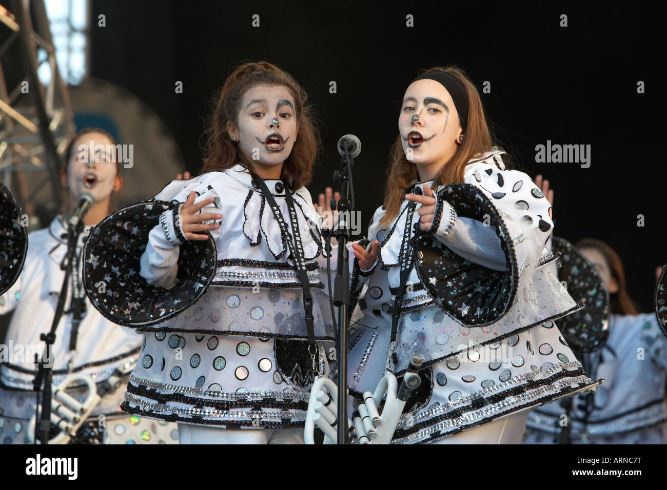 zwei junge Mädchen im Teenageralter in Kostümen führen Sie auf der großen Bühne am Karneval in Santa Cruz De Tenerife-Kanarische Inseln-Spanien Stockfoto