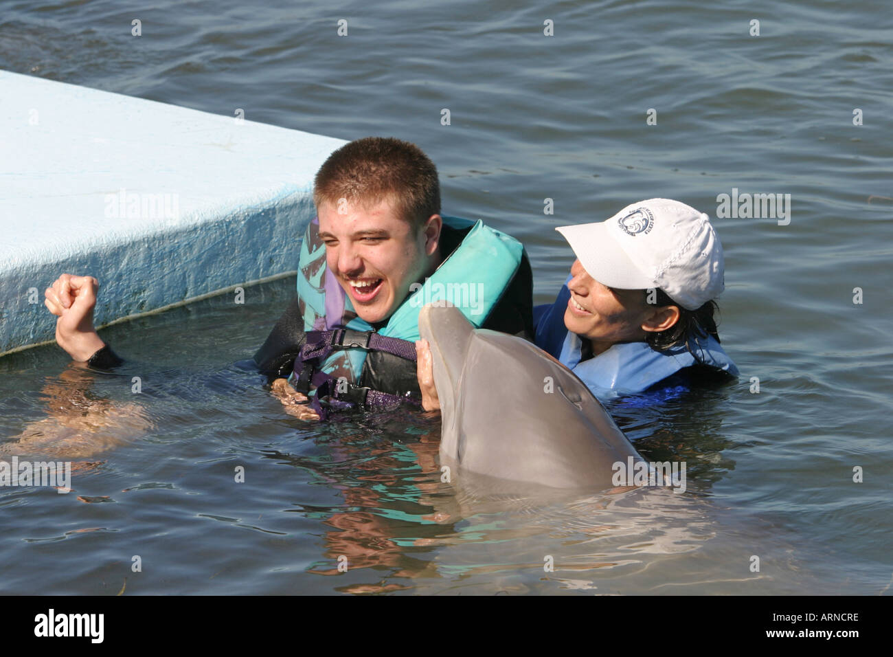 Behinderten Schwimmen mit Delfinen im Dolphin Research Center Florida USA Stockfoto