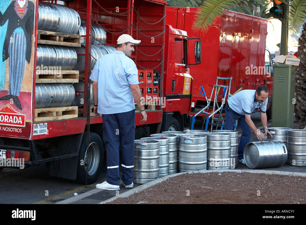 LKW und Männer liefern Fässer Bier am Straßenrand in Santa Cruz-Teneriffa-Kanarische Inseln-Spanien Stockfoto