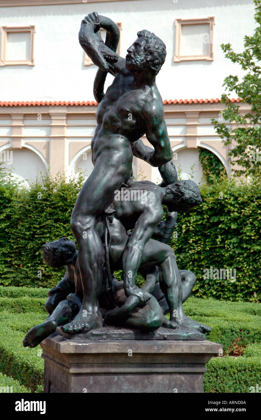 Bronze Statue, die Laokoon und seine Söhne an der Straße der Skulpturen in der Wallenstein-Palais und Garten Little Quarter Prague Czech Stockfoto