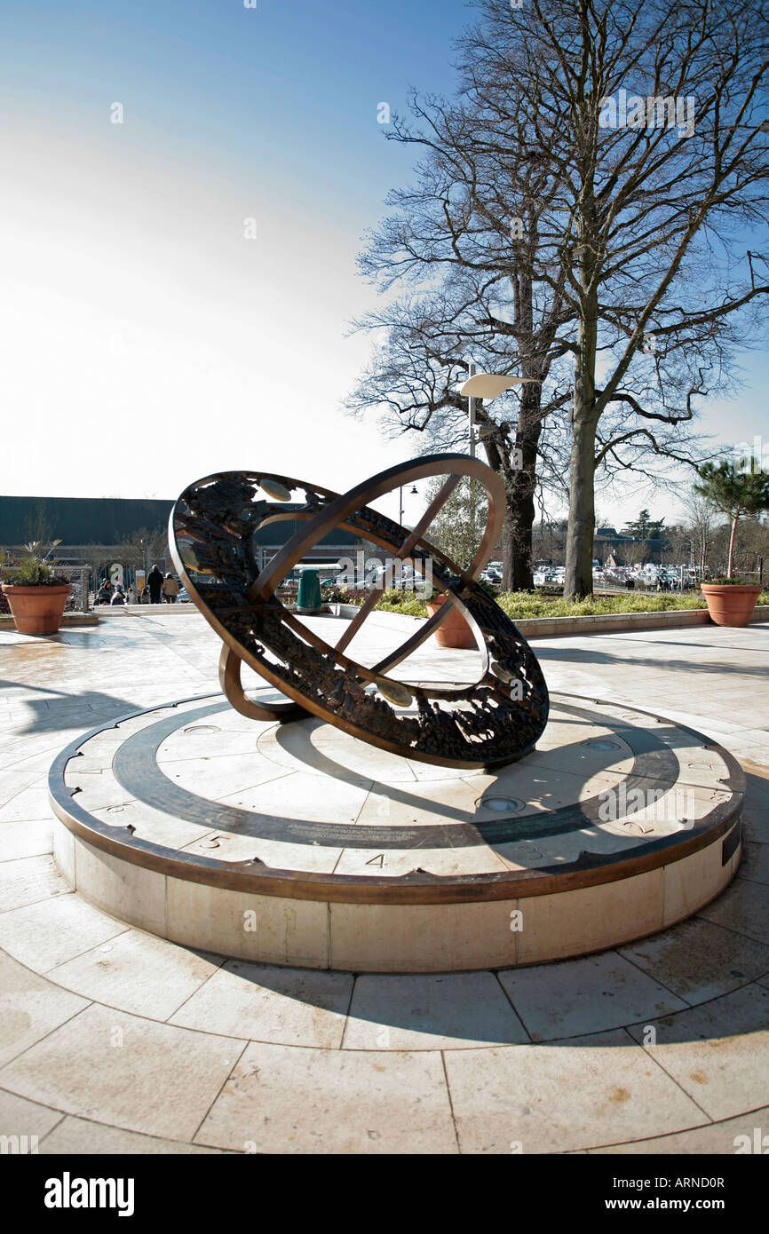 Die Horsham Heritage Sundial (und Zeitkapsel) auf Bronze- und Steinsockel in Horsham, West Sussex, Großbritannien Stockfoto