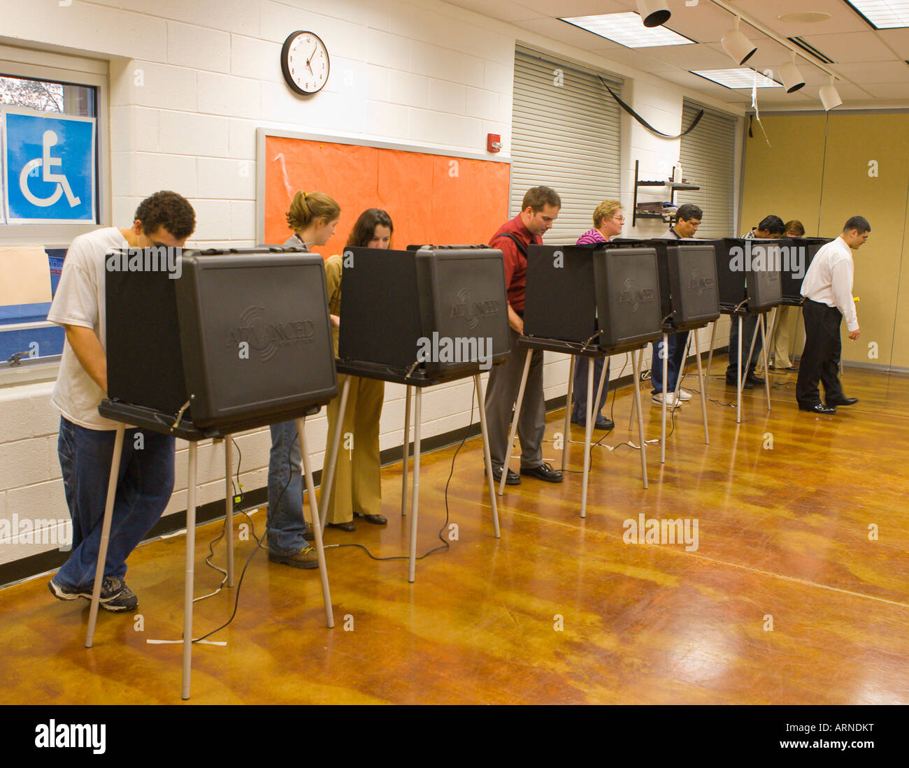 ARLINGTON VIRGINIA USA Wähler stimmen Stimmzettel bei Präsidentschaftswahlen mit Touch-Bildschirm-Maschinen Stockfoto
