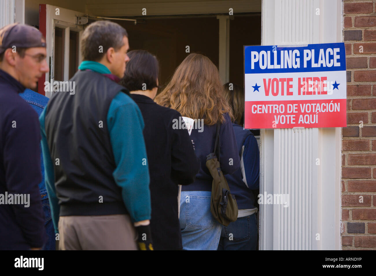 ARLINGTON VIRGINIA USA Wähler Line-up in den frühen Morgenstunden, bei den Präsidentschaftswahlen Lyon Dorfgemeinschaftshaus stimmen Stockfoto