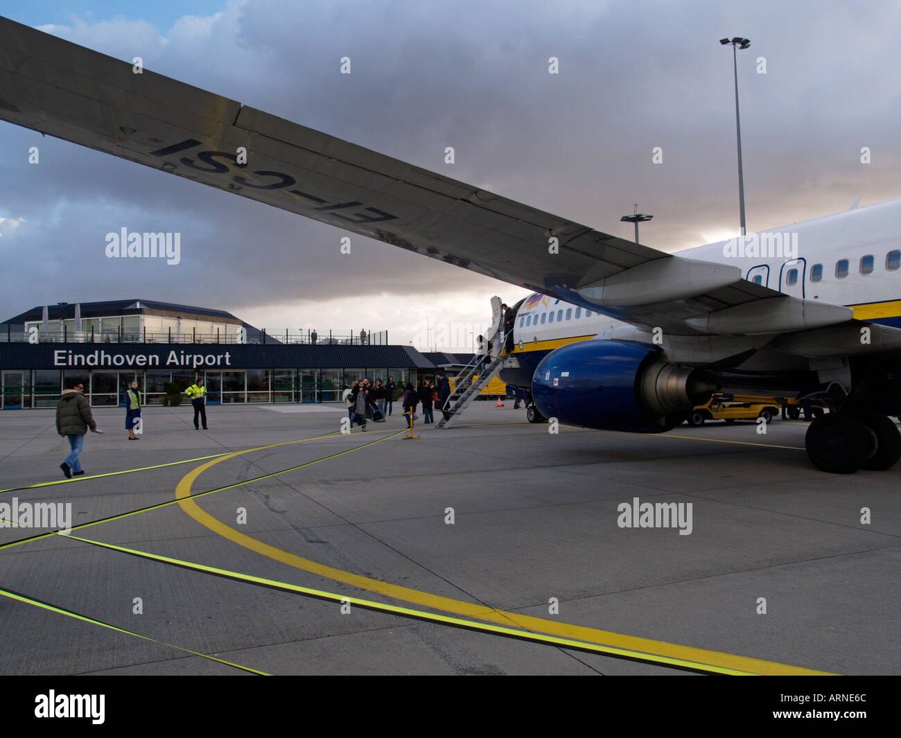 Ryanair-Boeing 737-800 Passagiere aussteigen auf dem Flughafen Eindhoven Niederlande Stockfoto