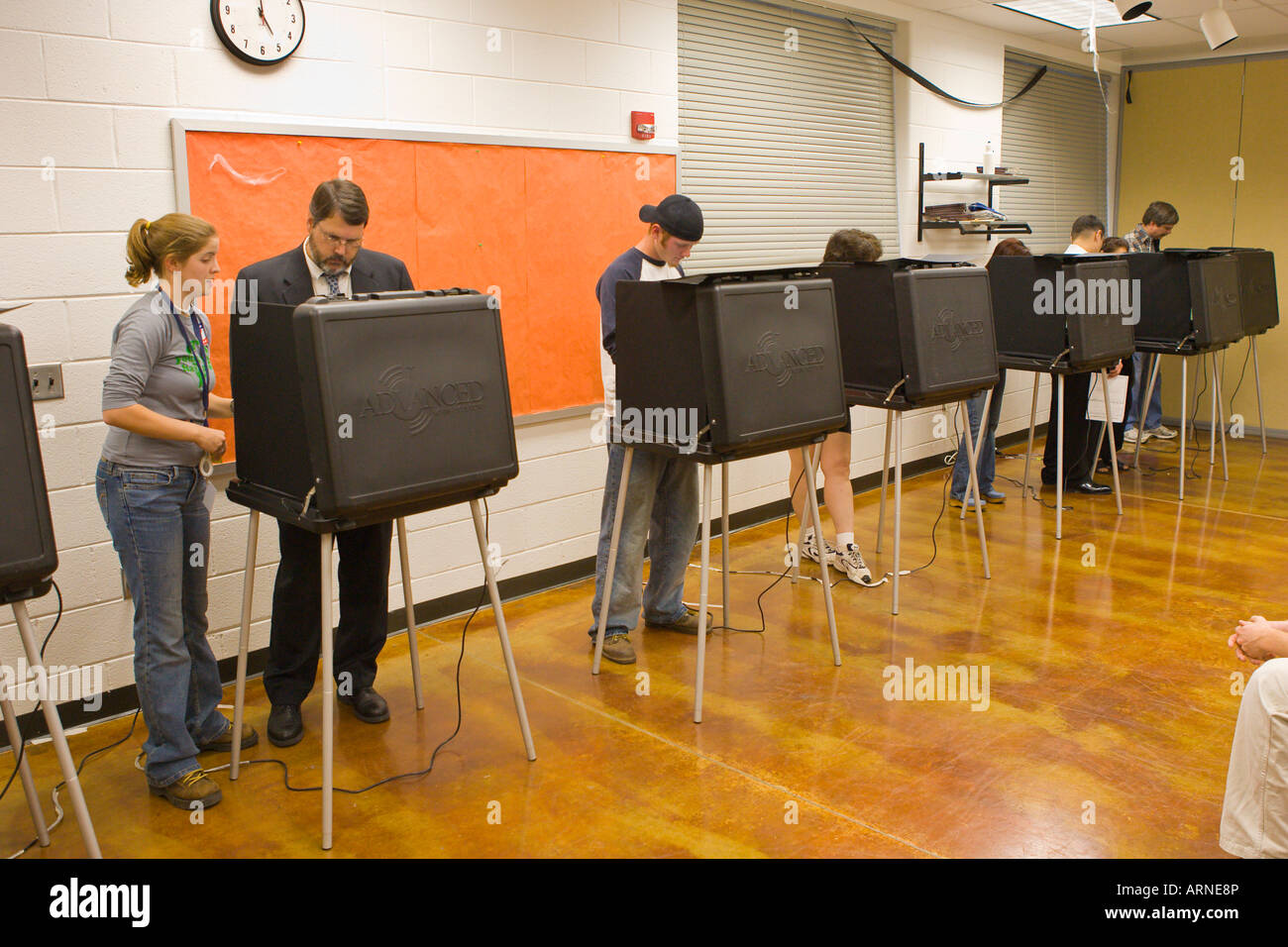 ARLINGTON VIRGINIA USA Wähler stimmen Stimmzettel bei Präsidentschaftswahlen mit Touch-Bildschirm-Maschinen Stockfoto