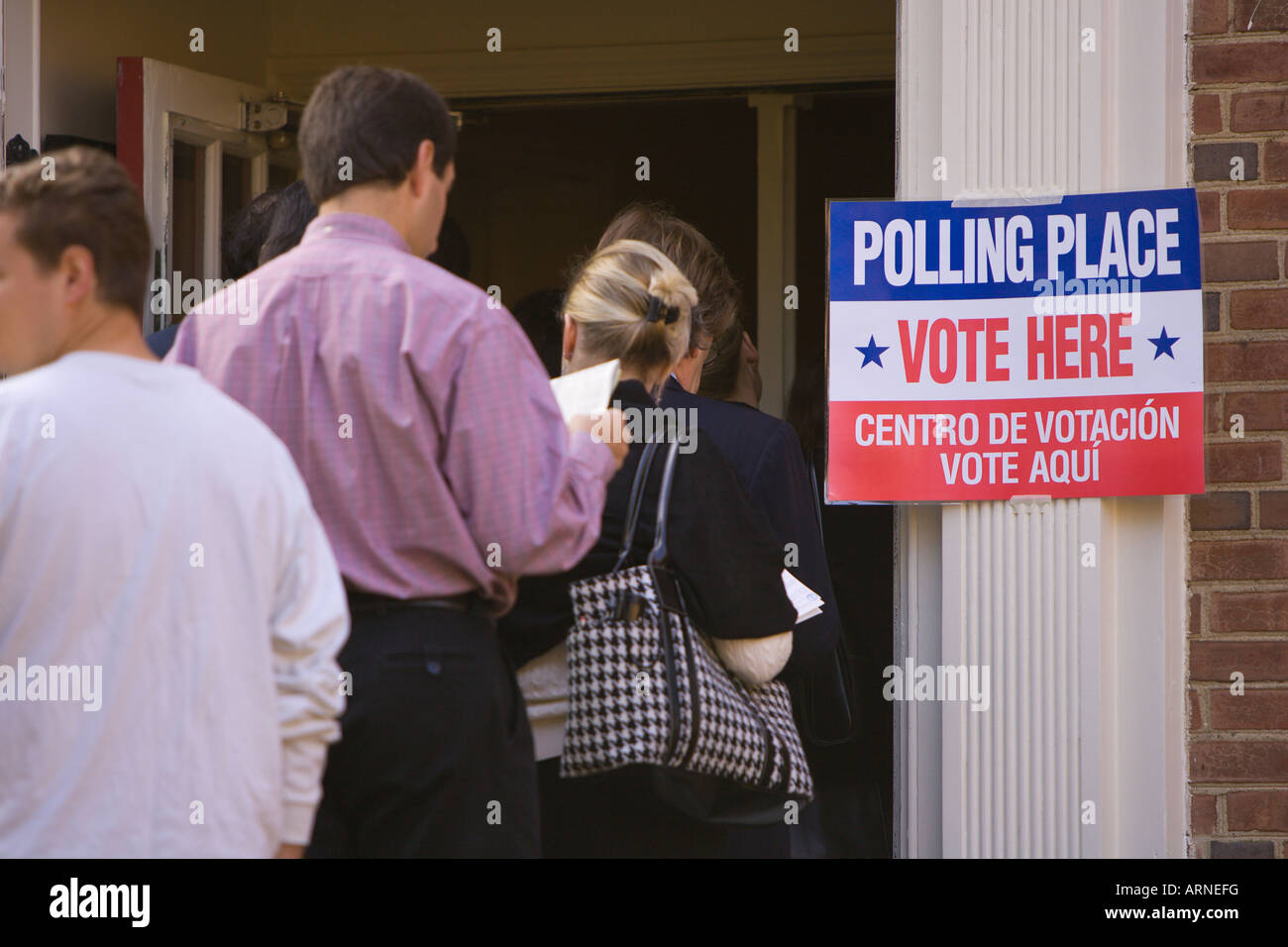 ARLINGTON VIRGINIA USA - Wähler Line-up in den frühen Morgenstunden, bei den Präsidentschaftswahlen zu stimmen Stockfoto