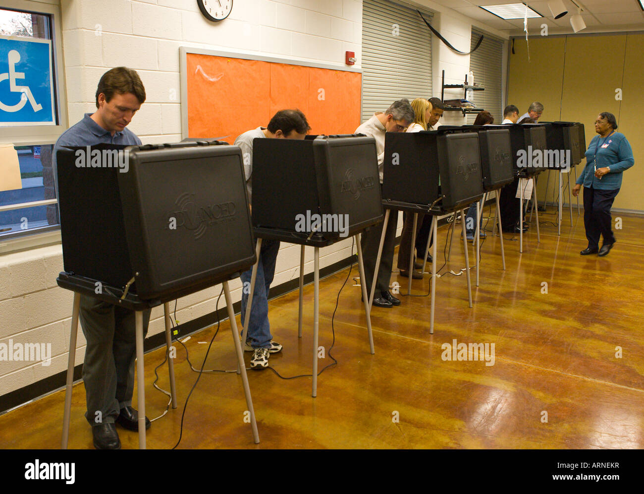 ARLINGTON VIRGINIA USA Wähler stimmen Stimmzettel bei Präsidentschaftswahlen mit Touch Bildschirm Maschinen im Bezirk 24 Stockfoto