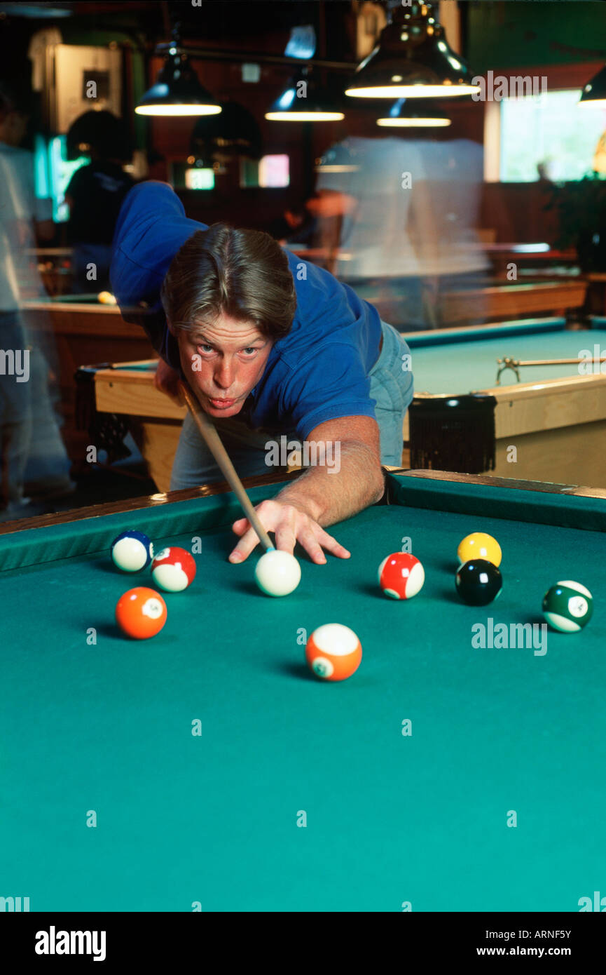Mann Der 8 Ball In Der Poolhalle Spielt Stockfotos Und Bilder Kaufen Alamy