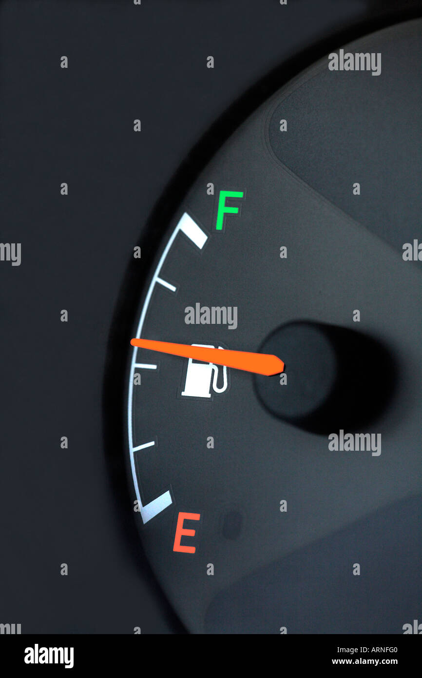 Kraftstoff-Gage eines Autos, Symbol für Gaspreise und Energieeinsparung, Nahaufnahme Stockfoto