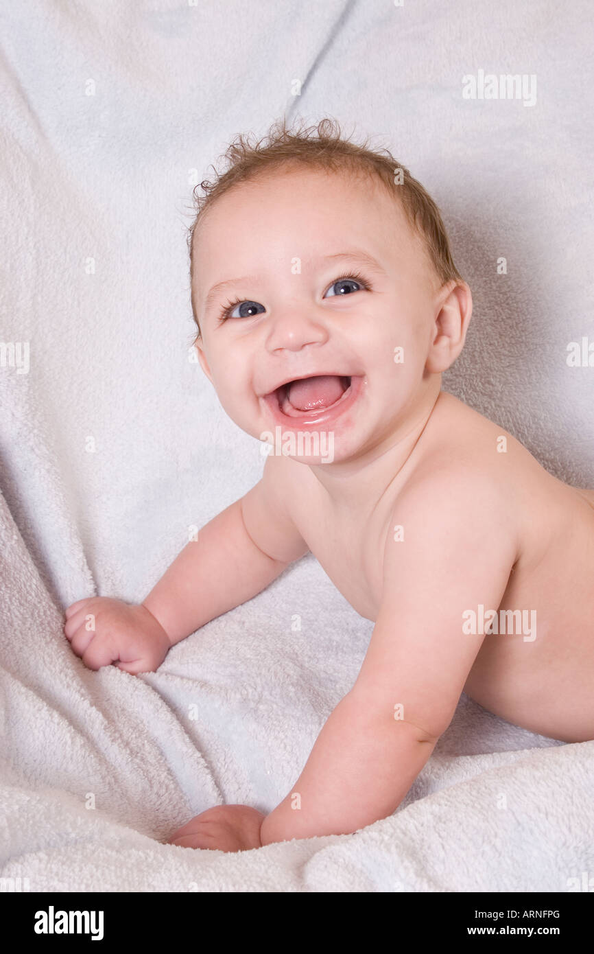 Studiio Porträt kichern kleines Baby im Alter von 6 Monaten Stockfoto