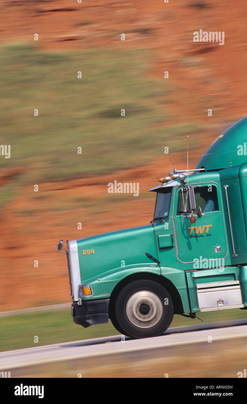 Transport LKW in Bewegung, Britisch-Kolumbien, Kanada. Stockfoto