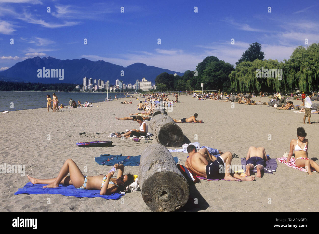 Menschen Sonnenbaden am Kitsilano Beach, English Bay, Vancouver, Britisch-Kolumbien, Kanada. Stockfoto