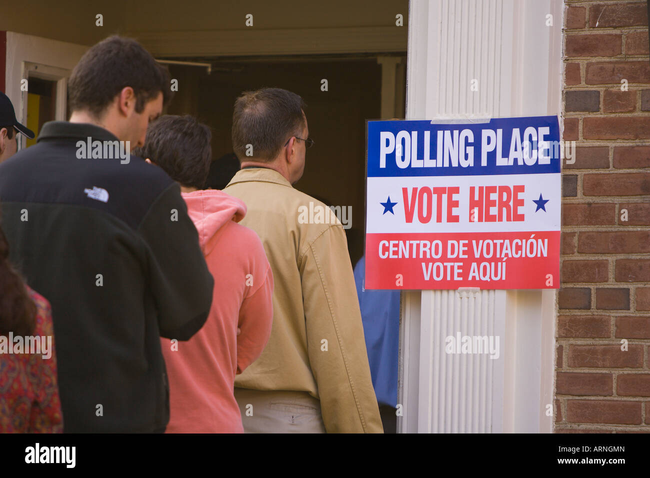 ARLINGTON VIRGINIA USA - Wähler Line-up in den frühen Morgenstunden, bei den Präsidentschaftswahlen 2004 zu stimmen. Stockfoto