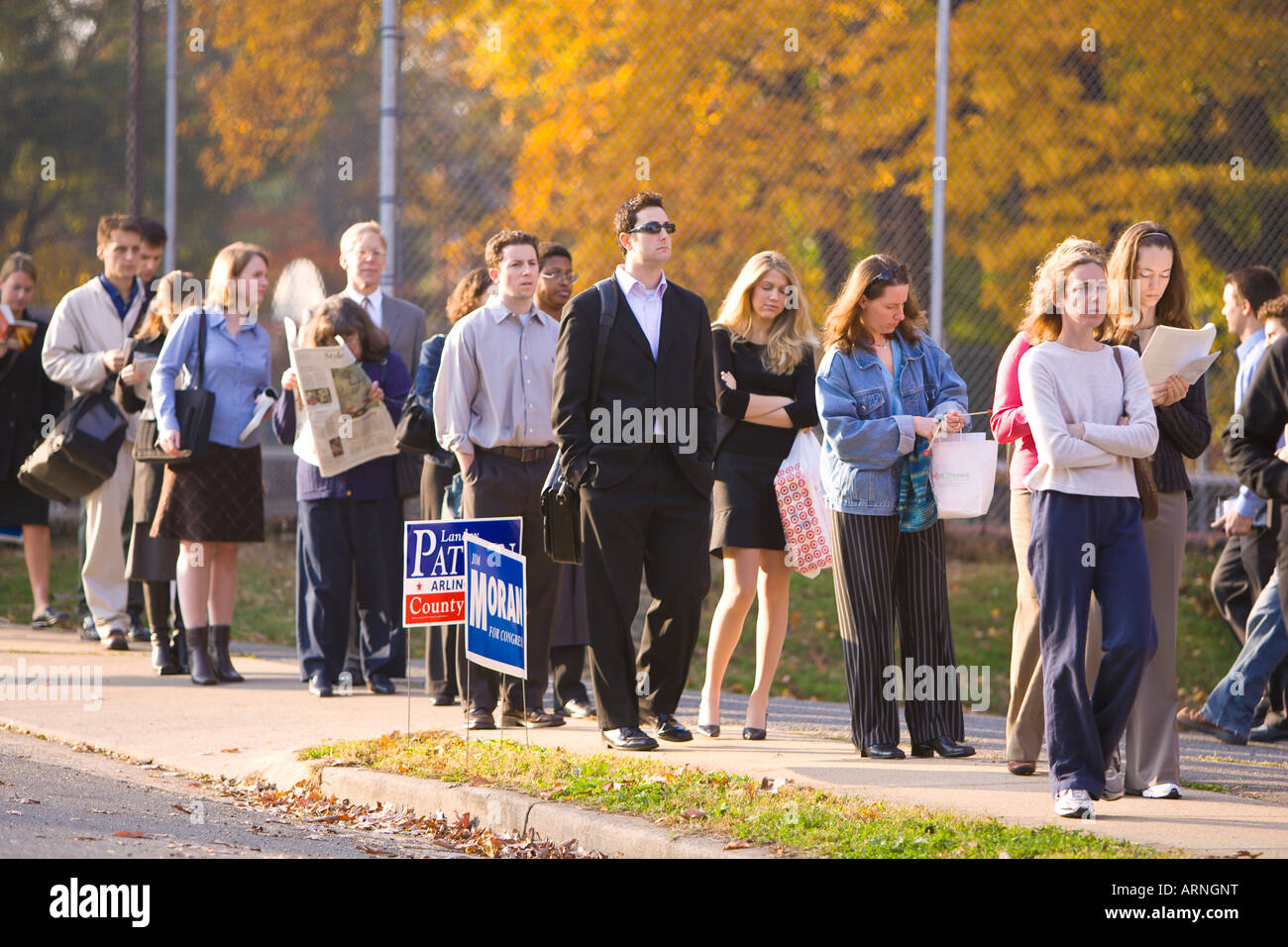 ARLINGTON VIRGINIA USA Wähler Line-up in den frühen Morgenstunden, bei den Präsidentschaftswahlen Lyon Dorfgemeinschaftshaus stimmen Stockfoto