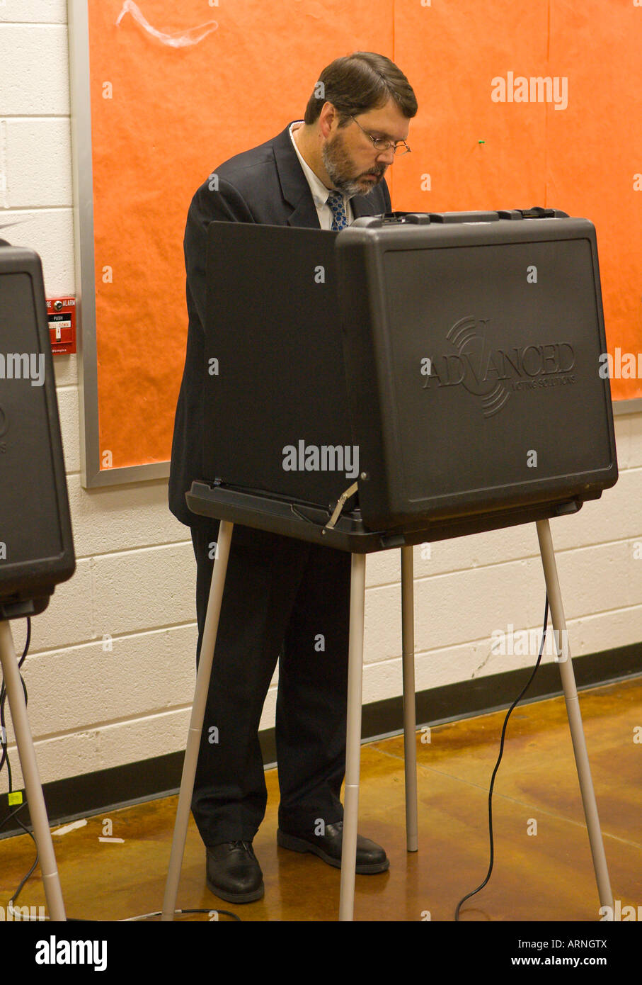 ARLINGTON VIRGINIA USA - männliche Wähler wirft Stimmzettel bei Präsidentschaftswahlen mit Touch-Bildschirm-Maschinen Stockfoto