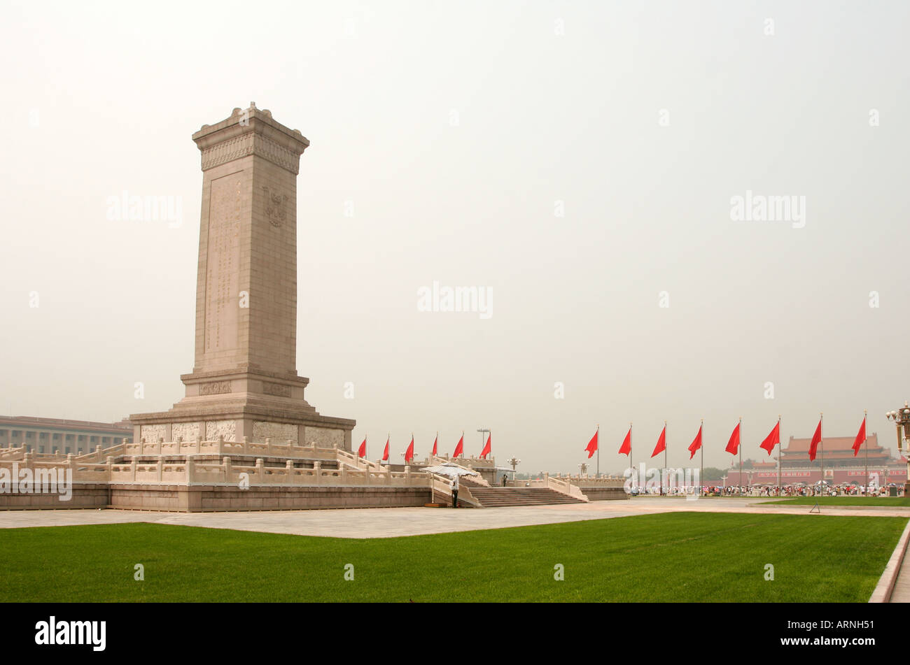 Das Denkmal der Helden und roten Fahnen am Tiananmen-Platz in Peking China Stockfoto