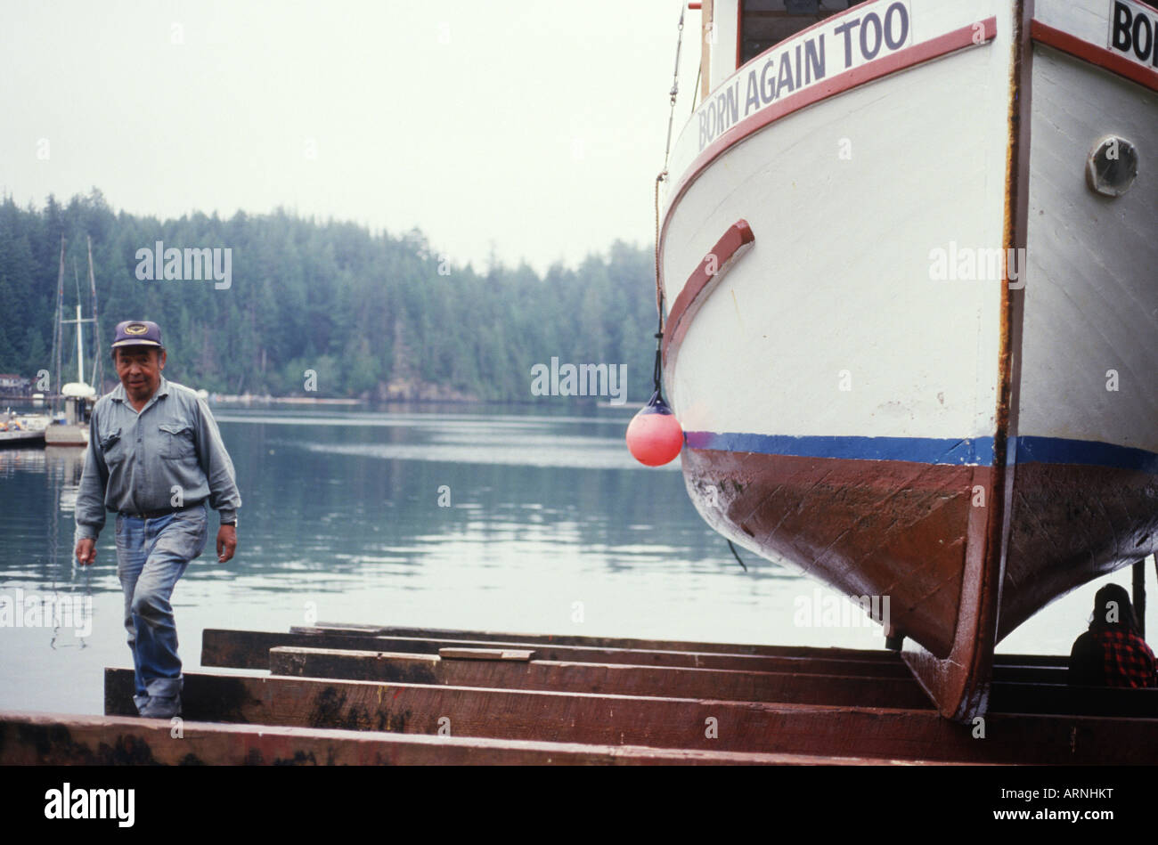 Kyuquot, erste Nationen Fisher untersucht Bootsrumpf, Vancouver Island, British Columbia, Kanada. Stockfoto
