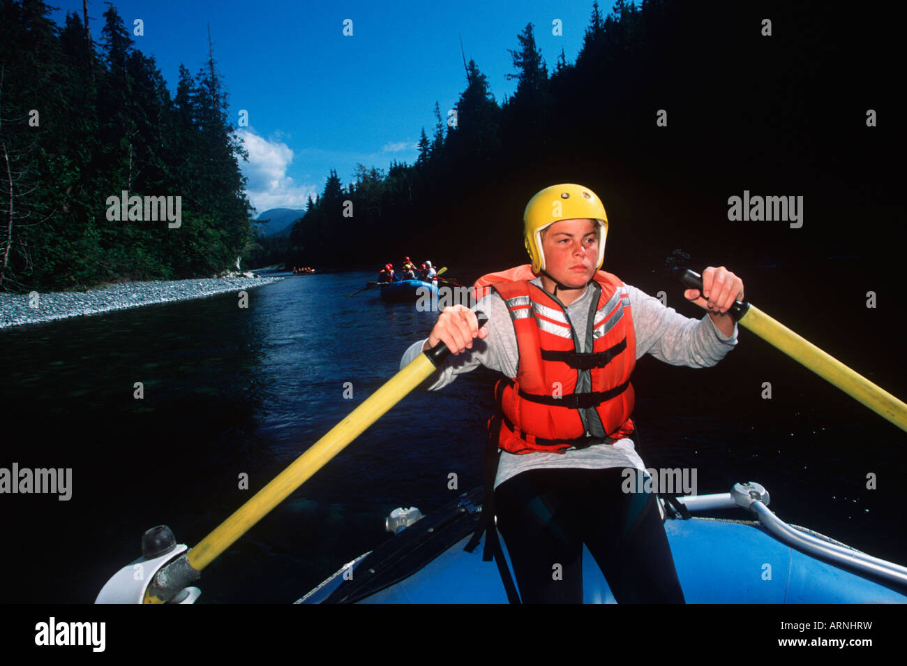 Nimpkish River Rafting - junge fegt Ruder an Spitze, Vancouver Island, British Columbia, Kanada. Stockfoto
