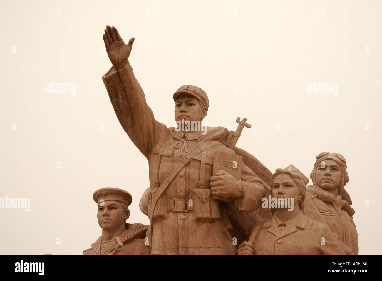 Statue des heroischen revolutionären Soldaten und Arbeiter durch das Mausoleum von Mao Zedong in Peking Platz des himmlischen Friedens Stockfoto