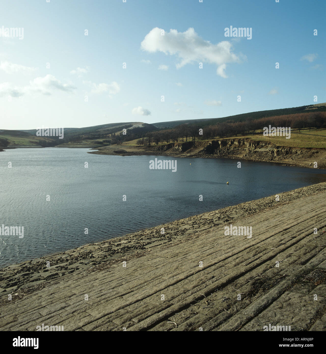 Goyt Valley Reservoir auf niedrigem Niveau im Winter nach einem trockenen Sommer Peak District Stockfoto