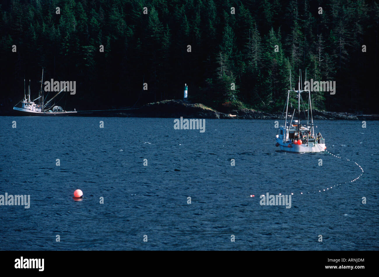 Johnstone Strait Lachs Gillnetter, Seiner hinter, Vancouver Island, British Columbia, Kanada. Stockfoto