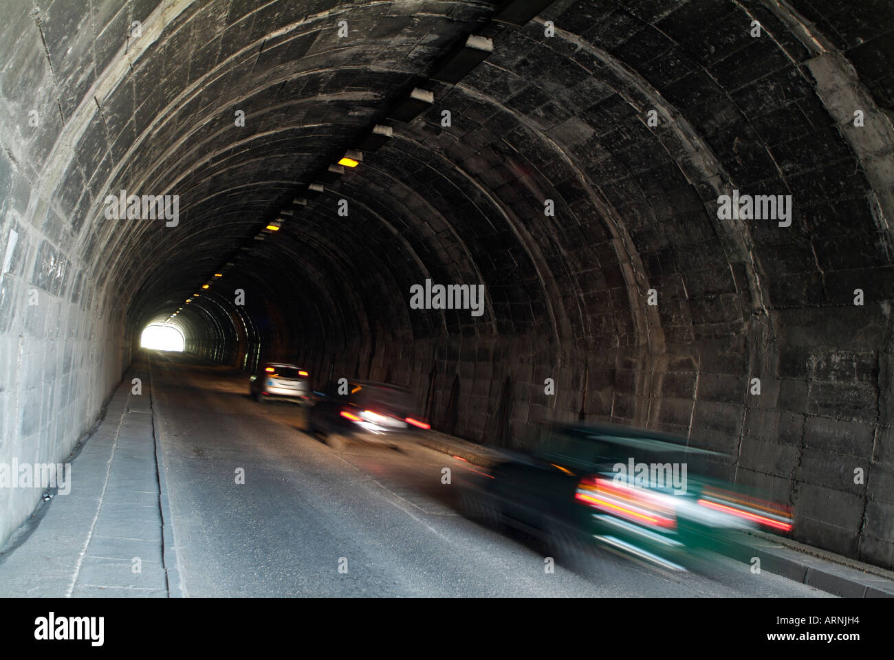 Autos fahren durch einen Straßentunnel Stockfoto