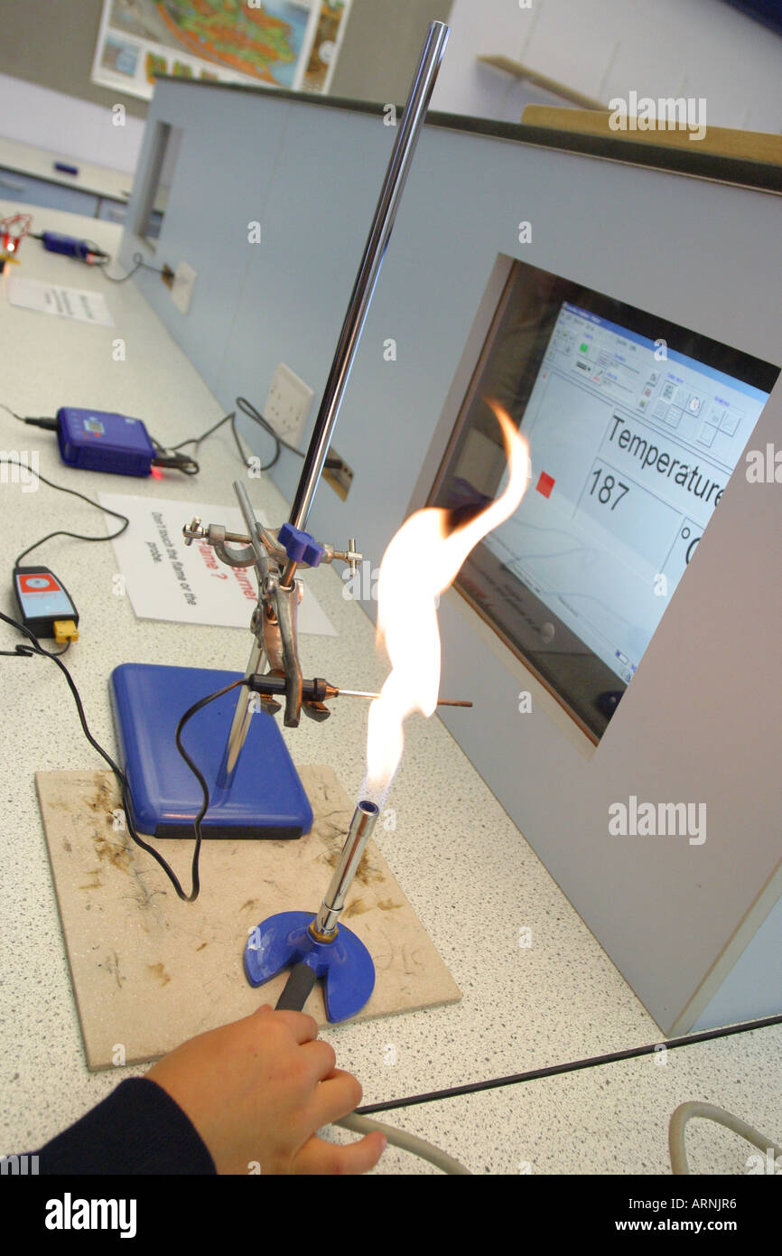Wissenschaft-Schulstunde mit modernen Computer-terminal-Display und Gas Bunsenbrenner Stockfoto