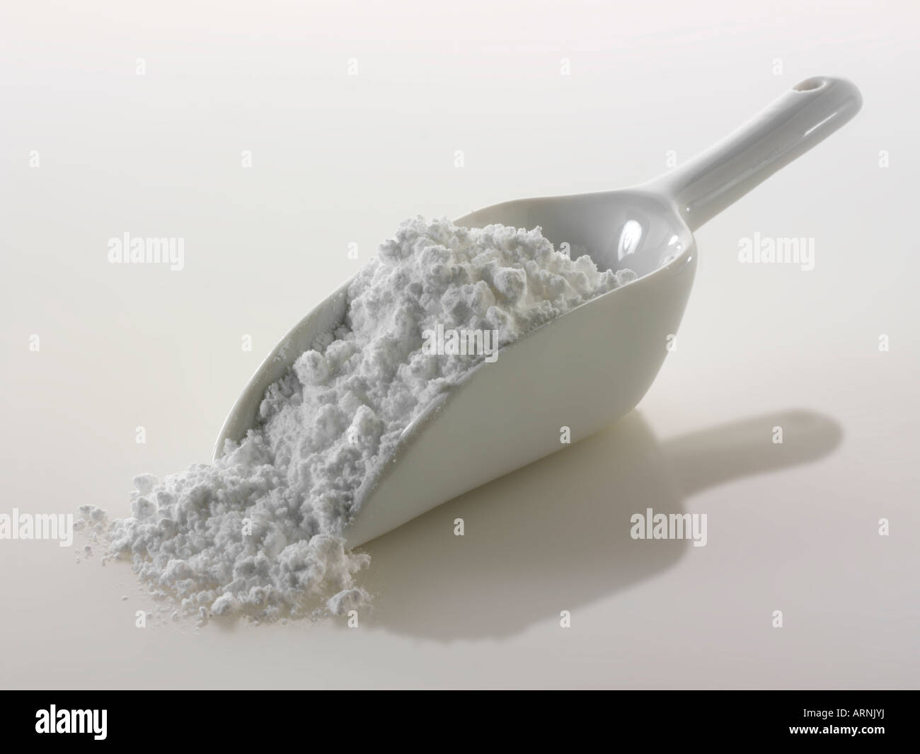 Icing Sugar Stillleben vor weißem Hintergrund Stockfoto