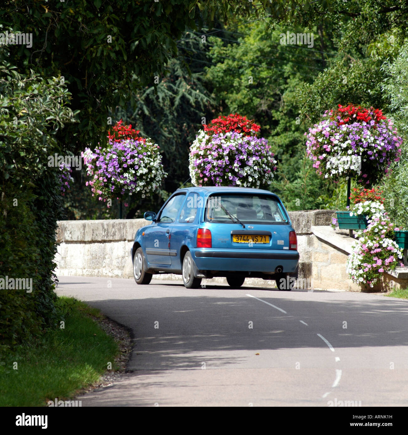 Blaues Auto in Santenay in der Weinregion Burgund-Frankreich Stockfoto