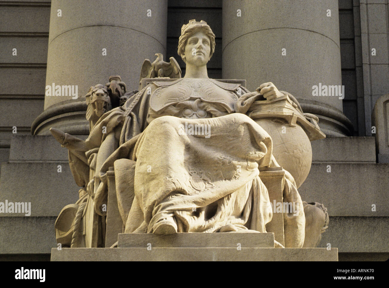 Europaskulptur von Daniel Chester French vor dem Alexander Hamilton US Custom House im Wall Street Historic District New York City, USA Stockfoto